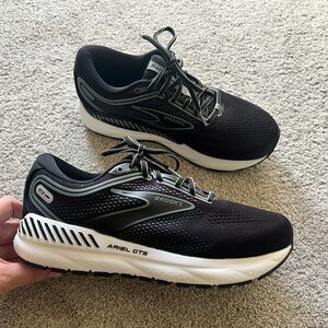 Brooks Black and White Sneakers